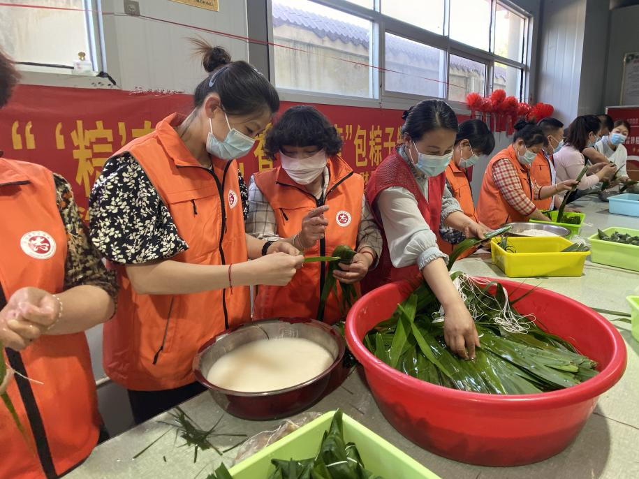 青口供電所黨支部聯(lián)合生產(chǎn)生活服務(wù)中心分會、黃沙坨社區(qū)，共同舉辦“悠悠艾草香 濃濃端午情”系列活動。.png